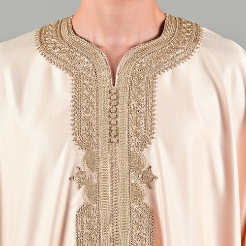 Au milieu d'une Gandoura marocaine en coton crème soyeux
