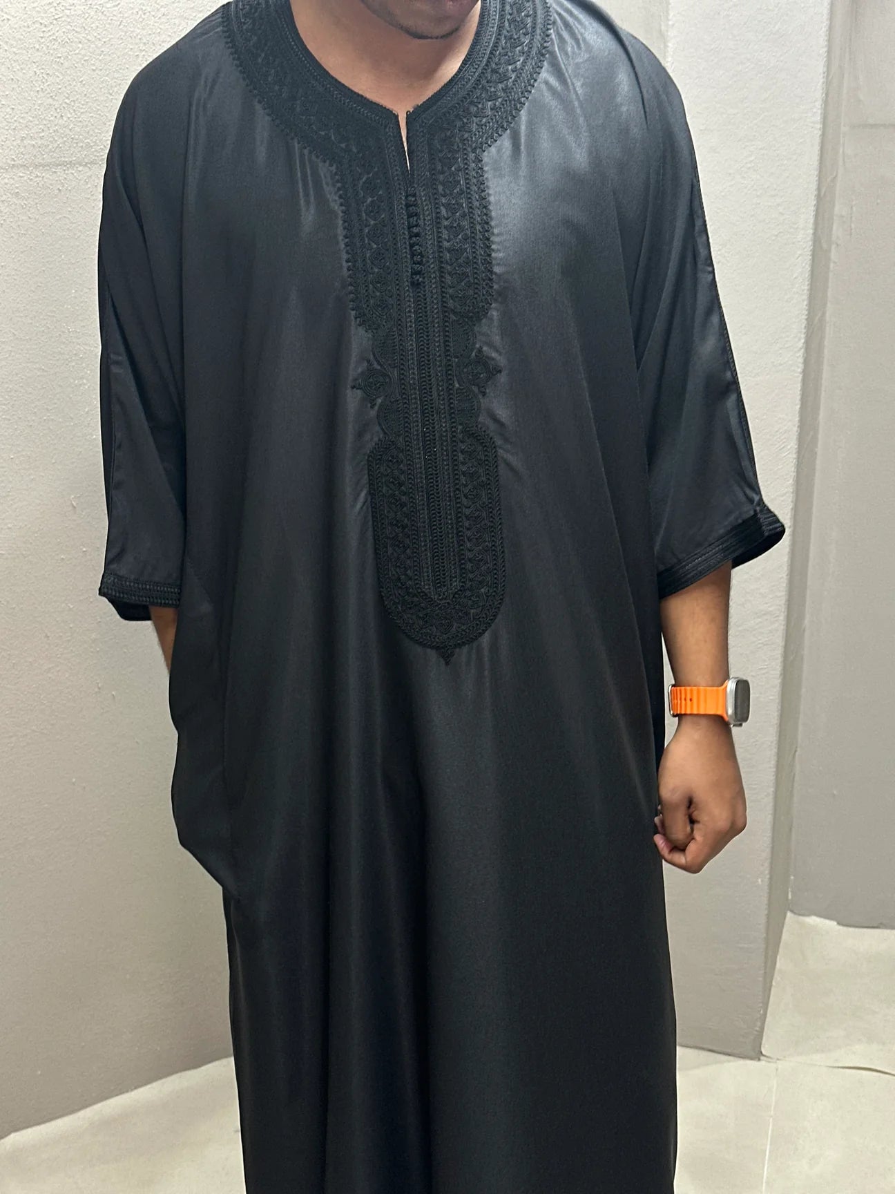 Au milieu d'une Gandoura marocaine en coton noir soyeux