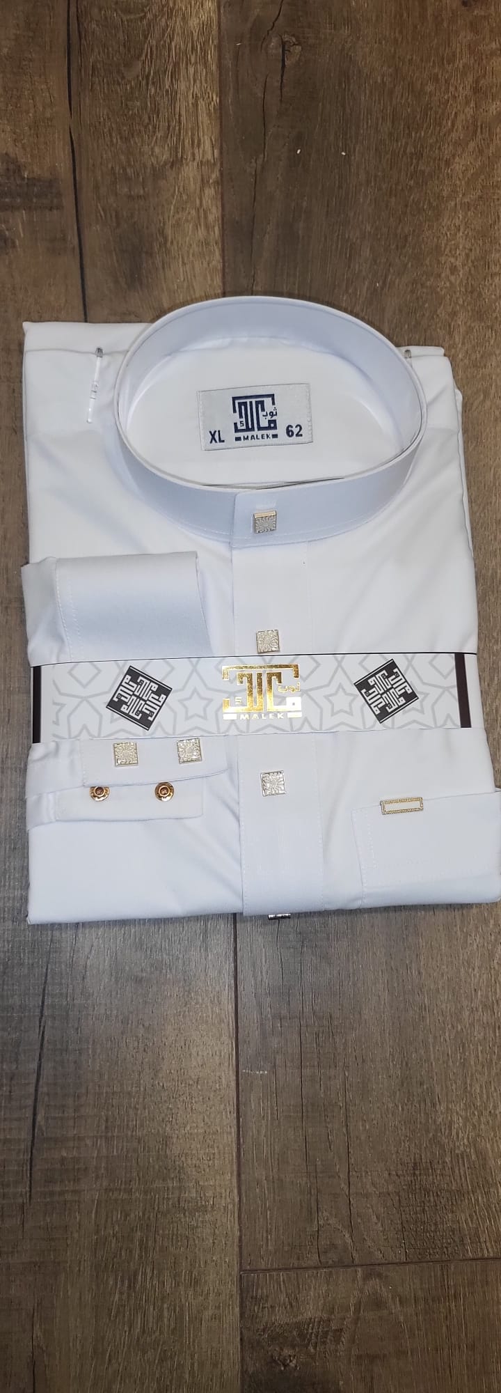 Al Maleek Saudi Premium White Thobe for Men – Gold Button Detail | Traditional Islamic Clothing | Elegant Kandura Dishdasha