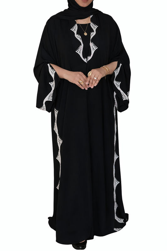 Abaya noire avec détails brodés blancs